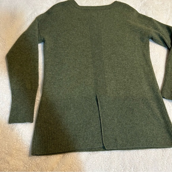 Nicole Miller 100% Cashmere Olive Crew Neck Sweater - Picture 6 of 7